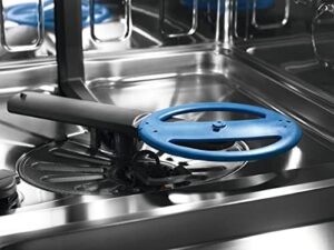 Lavastoviglie 14 coperti Classe C EES48405L in funzione, perfetta per famiglie numerose con una buona efficienza energetica.