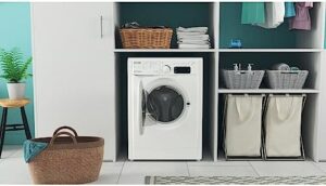 Lavasciuga Indesit EWDE 861483 W IT N, con capacità di 8kg, centrifuga a 1400 giri e classe energetica D, in colore bianco.