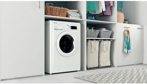 Lavasciuga Indesit EWDE 861483 W IT N, con capacità di 8kg, centrifuga a 1400 giri e classe energetica D, in colore bianco.