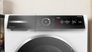 Bosch WGB24402IT Serie 8 Lavatrice a carica frontale bianca con capacità 9 kg e funzionalità avanzate come Iron Assist e Home Connect.