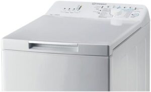 Lavatrice Indesit superiore 5kg 1000 giri/min BTWL50300FRN in funzione, vista da vicino