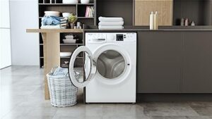 Immagine della lavatrice Hotpoint Ariston RSSF R327 IT, modello slim a carica frontale con capacità di 7 kg e 1200 giri/min.