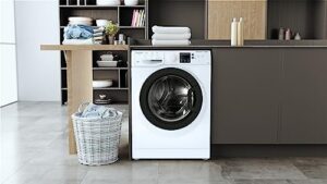 Immagine della lavatrice Hotpoint Ariston RSSF R327 IT, modello slim a carica frontale con capacità di 7 kg e 1200 giri/min.