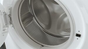 Immagine della lavatrice Hotpoint ARISTON RSSGR527BI, modello slim da 7 kg con 1200 giri e classe B