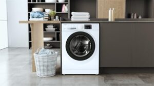 Immagine della lavatrice Hotpoint ARISTON RSSGR527BI, modello slim da 7 kg con 1200 giri e classe B