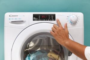 Immagine della lavatrice Candy CSO 14105TW4/1-S, modello con 10 kg di capacità e 1400 giri di velocità di centrifuga.