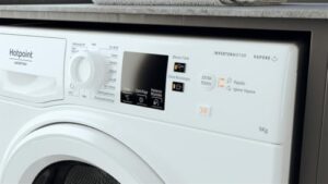 Lavatrice Hotpoint Ariston NFR69W IT a carica frontale, classe energetica A, con centrifuga a 1400 giri al minuto, perfetta per famiglie numerose