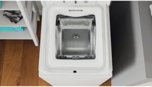 Immagine della Lavatrice C/S Indesit BTWl60400 6kg 1000rpm, design compatto e facile da usare, perfetta per piccoli appartamenti.