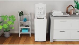 Immagine della Lavatrice C/S Indesit BTWl60400 6kg 1000rpm, design compatto e facile da usare, perfetta per piccoli appartamenti.