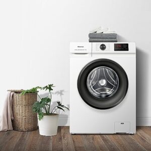 Hisense WFVB7012EM, lavatrice a carica frontale con capacità di 7 kg e 1200 rpm, in un ambiente moderno con display LED e funzione vapore.
