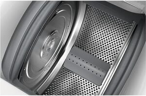 AEG LTR7E70260 lavatrice caricamento dall'alto bianca in ambiente domestico