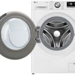 LG Lave-linge frontal F94R76WHST in azione, mostrata in un ambiente moderno e funzionale.