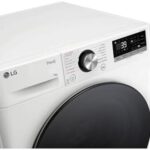 LG Lave-linge frontal F94R76WHST in azione, mostrata in un ambiente moderno e funzionale.