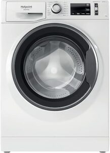 Lavatrice Hotpoint NR649GWSA IT a carica frontale, 9,0 kg, in un ambiente moderno e elegante