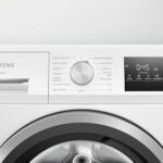 Lavatrice Siemens iQ300 a carico frontale, motore iQdrive, tamburo waveDrum e sistema smartFinish.