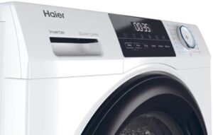 Immagine della lavatrice Haier HW80-BP14929A-S, con capacità di 8 Kg, velocità di centrifuga di 1400 giri/min e design moderno.