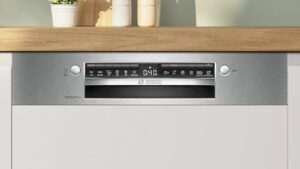 Lavastoviglie Bosch Serie 4 con frontalino inox, modello da incasso, ideale per famiglie di medie dimensioni.  