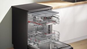 Bosch SMS6ECC12E Serie 6, lavastoviglie nera da 60 cm con funzionalità Home Connect e Extra Clean Zone per un lavaggio potente.