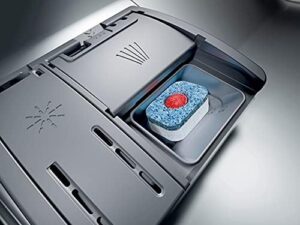 Lavastoviglie Siemens SK26E222EU iQ300 in funzione, mostra la capacità di lavaggio compatta e i programmi avanzati come varioSpeed e programma vetro 40°.