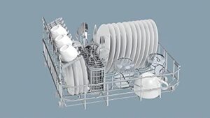 Lavastoviglie Siemens SK26E222EU iQ300 in funzione, mostra la capacità di lavaggio compatta e i programmi avanzati come varioSpeed e programma vetro 40°.