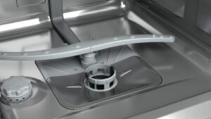 Lavastoviglie Hotpoint Ariston H2I HD526 AS, modello a scomparsa totale da 14 coperti, perfetta per famiglie numerose e spazi moderni.