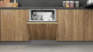Lavastoviglie Hotpoint Ariston H2I HD526 AS, modello a scomparsa totale da 14 coperti, perfetta per famiglie numerose e spazi moderni.