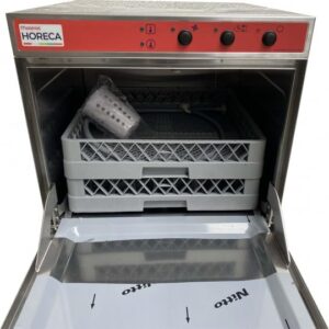 Lavastoviglie professionale con pompa di scarico cestello 500x500mm Grigio in uso in cucina commerciale