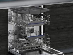 Lavastoviglie Siemens iQ500 completamente integrata da 60 cm, ideale per spazi ristretti, con cerniera innovativa per installazioni speciali.