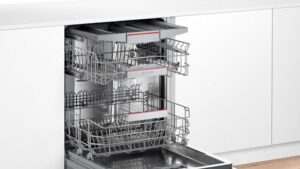 Lavastoviglie BOSCH SMV4HCX22E a scomparsa totale, con 14 coperti e classe energetica D.