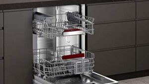 Lavastoviglie NEFF S245HAS29E N50 parzialmente integrata, 60 cm, con tecnologia Home Connect e Chef 70°, in una cucina moderna