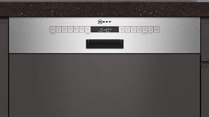 Lavastoviglie NEFF S245HAS29E N50 parzialmente integrata, 60 cm, con tecnologia Home Connect e Chef 70°, in una cucina moderna