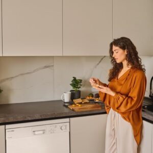 UNIVERSALBLUE Lavastoviglie Bianco 60 cm in funzione, ideale per un lavaggio efficiente con modalità ECO e 5 programmi.