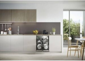 Lave-vaisselle Tout-intégrable RI5C4F0A-47 Rosieres in cucina, con un design integrato e una silenziosità ideale per l'uso notturno.