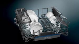 Lavastoviglie Siemens SN65ZX00AE iQ500 a scomparsa totale, capienza 13 coperti e classe energetica C, ideale per famiglie numerose.