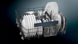 Lavastoviglie Siemens SN65ZX00AE iQ500 a scomparsa totale, capienza 13 coperti e classe energetica C, ideale per famiglie numerose.