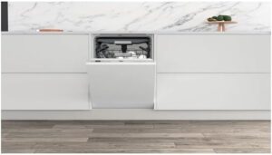 Whirlpool WIO3T126PFE lavastoviglie integrabile in una cucina moderna
