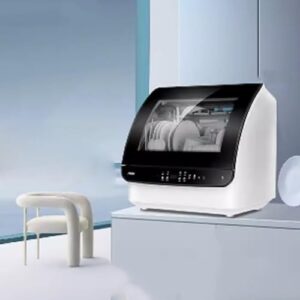 Lavastoviglie da tavolo compatta e automatica, ideale per spazi ridotti come appartamenti e camper.