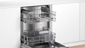 Lavastoviglie BOSCH SMU4HTS00E con design elegante in acciaio inox, dotata di Home Connect e cesti Vario Flex