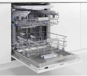 Lavastoviglie Indesit DIO3T131AFE, 14 posate, classe energetica D, da incasso, con funzionalità avanzate per un lavaggio silenzioso ed efficiente.