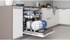Lavastoviglie Indesit DIO3T131AFE, 14 posate, classe energetica D, da incasso, con funzionalità avanzate per un lavaggio silenzioso ed efficiente.