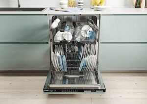 Lavastoviglie a scomparsa totale Candy CDIN 4D350PB con capacità di 13 coperti, classe A+++ e WiFi integrato.