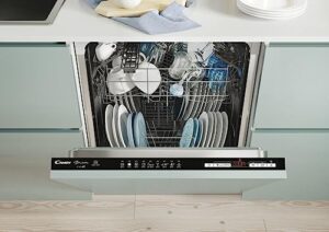Lavastoviglie a scomparsa totale Candy CDIN 4D350PB con capacità di 13 coperti, classe A+++ e WiFi integrato.
