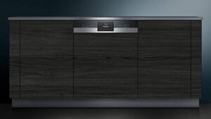 Lavastoviglie Siemens SN53HS60AE iQ300 con design parzialmente integrato, capacità per 13 coperti e compatibilità con Smart Home via Home Connect.