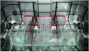 Lavastoviglie Whirlpool WSFO3O23PF in funzione, modello moderno e silenzioso