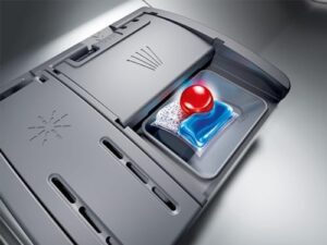 Siemens SR65ZX22ME iQ500, lavastoviglie completamente integrata, design in acciaio inox, cassetto portaposate, essiccazione con zeolite, extra silenziosa e illuminazione interna.