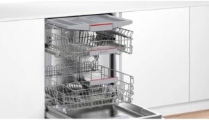 Lavastoviglie integrabile Bosch 60 cm con efficienza energetica A+++, silenziosa e con capacità fino a 13 coperti.