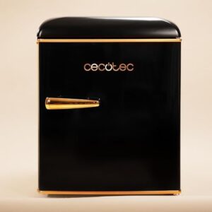 Frigorifero Cecotec Piccolo Retro Sobremesa 45L Bolero CoolMarket TT Origin 45 Nero, compatto e dal design elegante con maniglia cromata, ideale per spazi ridotti.