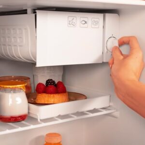 Mini frigorifero Cecotec retrò 45L con Icebox e maniglia cromata, blu, ideale per piccoli spazi