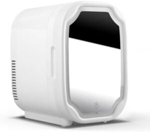 Frigorifero di bellezza White con mini specchio luminoso, ideale per la conservazione di cosmetici e prodotti per la cura della pelle.