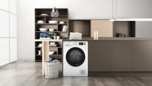 Asciugatrice Hotpoint Ariston NT M11 82K IT R a pompa di calore con capacità 8 kg e design compatto.